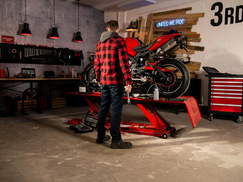 Motocicleta roja sobre una plataforma de taller