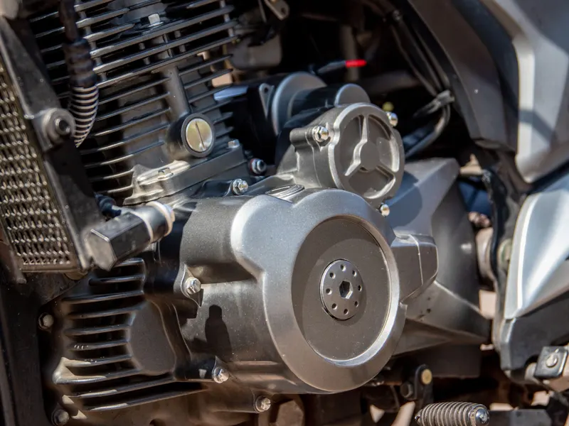 Detalle del motor y los tubos de escape de una moto