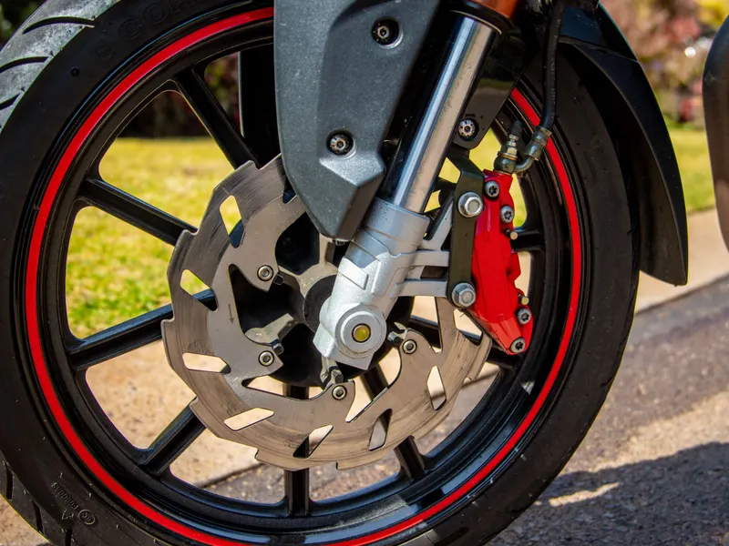 Disco de freno y rueda delantera de una motocicleta