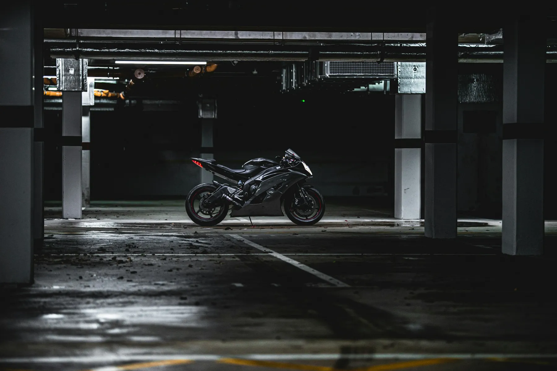 Moto negra estacionada en un espacio industrial